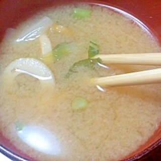 ちくわと野沢菜と玉ねぎの味噌汁